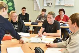 Man sieht Jugendliche in einem Klassenzimmer im Religionsunterricht